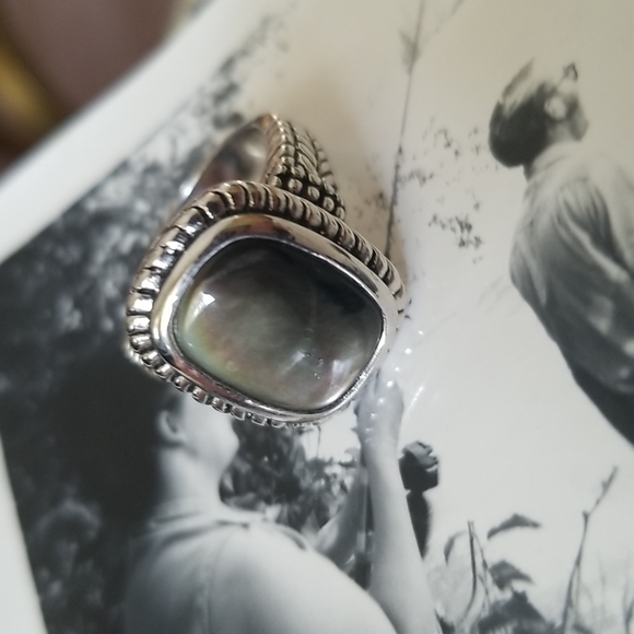 NWOT Mother of Pearl Ring - Picture 3 of 5